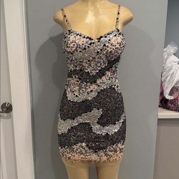 Jovani silver dress w sequin  Embellished size 2 PARTY , SEXY ,  New year, Prom - Picture 4 of 7